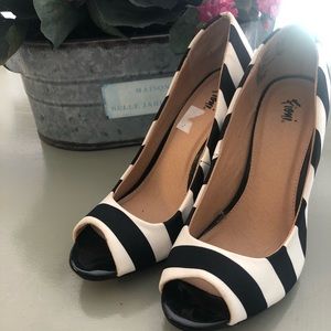 🆕🆕🆕Black and white striped heels